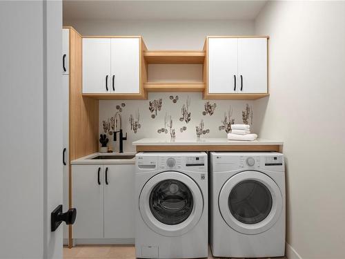 3983 Gulfview Dr, Nanaimo, BC - Indoor Photo Showing Laundry Room
