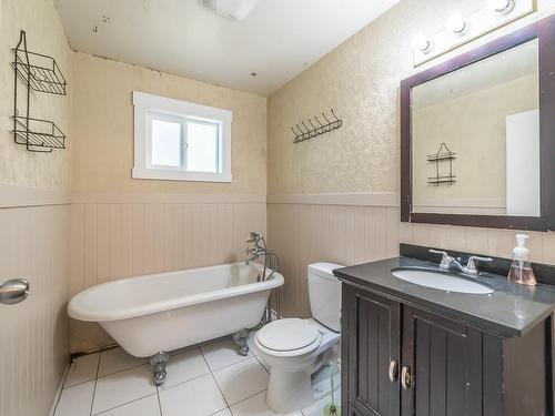 496 Bruce Ave, Nanaimo, BC - Indoor Photo Showing Bathroom