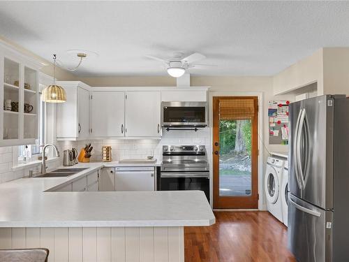 1655 Sheriff Way, Nanaimo, BC - Indoor Photo Showing Kitchen With Double Sink