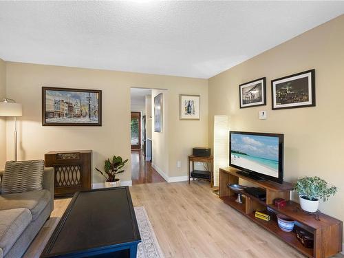 1655 Sheriff Way, Nanaimo, BC - Indoor Photo Showing Living Room