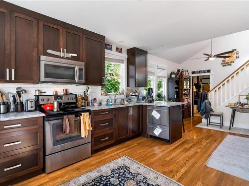 2715/2717 Grosvenor Rd, Victoria, BC - Indoor Photo Showing Kitchen With Upgraded Kitchen