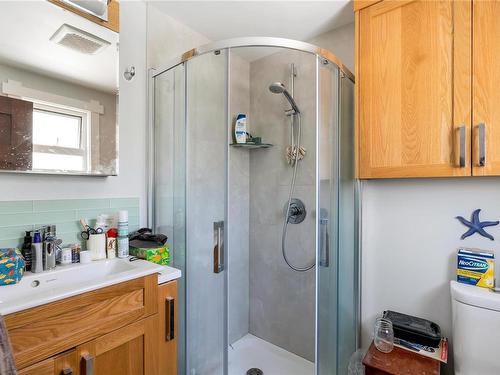 2715/2717 Grosvenor Rd, Victoria, BC - Indoor Photo Showing Bathroom