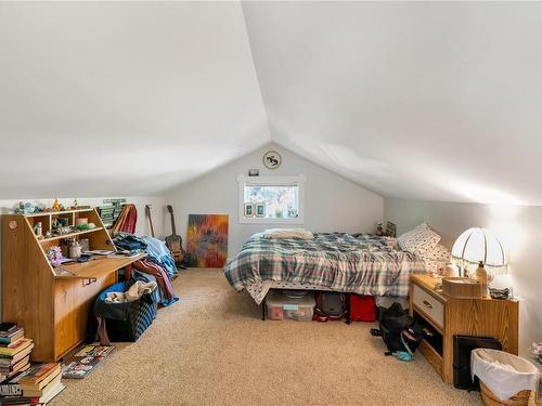 2715/2717 Grosvenor Rd, Victoria, BC - Indoor Photo Showing Bedroom