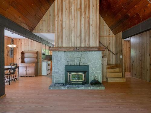 1137 Chapman Rd, Cobble Hill, BC - Indoor With Fireplace