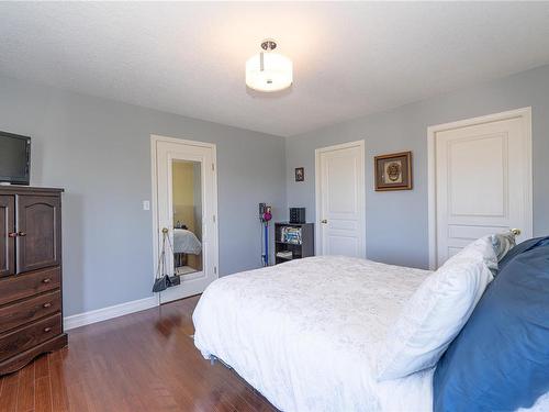 6036 Chippewa Rd, Duncan, BC - Indoor Photo Showing Bedroom