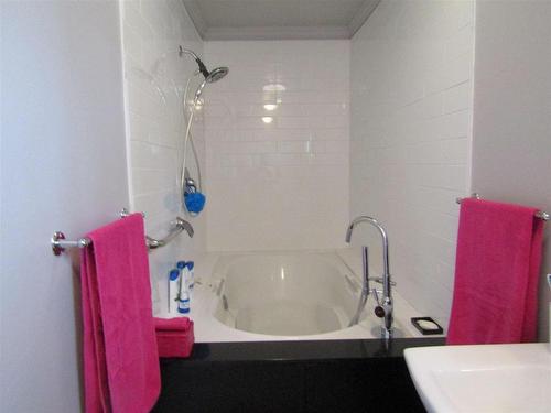 226 Secord Street, Thunder Bay, ON - Indoor Photo Showing Bathroom
