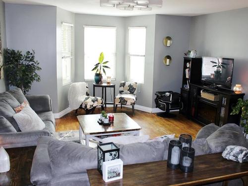 205 Second Street, Rainy River, ON - Indoor Photo Showing Living Room