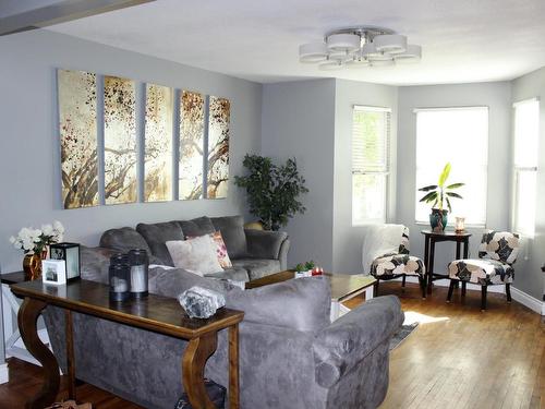 205 Second Street, Rainy River, ON - Indoor Photo Showing Living Room