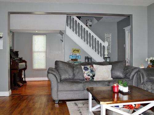 205 Second Street, Rainy River, ON - Indoor Photo Showing Living Room