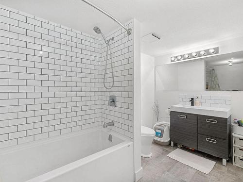 107D-735 Cook Road, Kelowna, BC - Indoor Photo Showing Bathroom