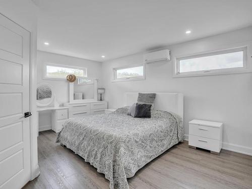 Salle familiale - 274 Ch. H.-Zurenski, Val-Des-Monts, QC - Indoor Photo Showing Bedroom