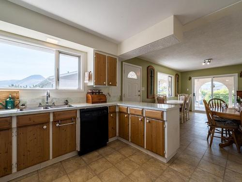 1140 11Th Street, Kamloops, BC - Indoor Photo Showing Kitchen With Double Sink