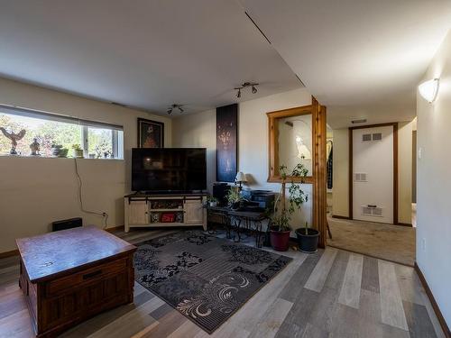 1140 11Th Street, Kamloops, BC - Indoor Photo Showing Living Room