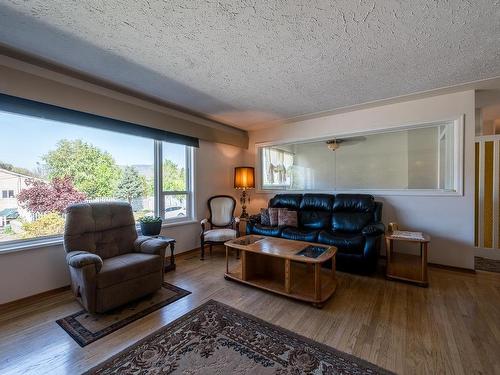 1140 11Th Street, Kamloops, BC - Indoor Photo Showing Living Room