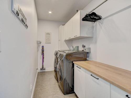 Salle de lavage - 2 Rue De La Gaillarde, Saint-Constant, QC - Indoor Photo Showing Laundry Room