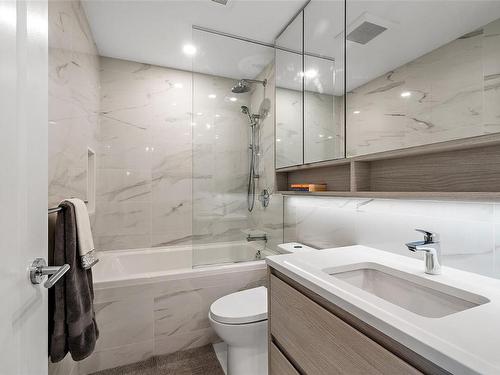 402-777 Herald St, Victoria, BC - Indoor Photo Showing Bathroom