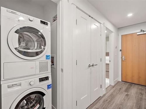 402-777 Herald St, Victoria, BC - Indoor Photo Showing Laundry Room
