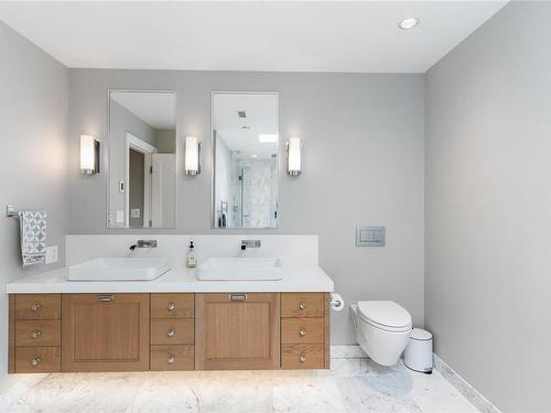 5002 Old West Saanich Rd, Saanich, BC - Indoor Photo Showing Bathroom
