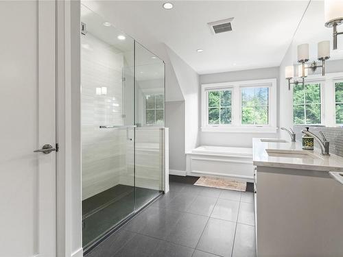 5002 Old West Saanich Rd, Saanich, BC - Indoor Photo Showing Bathroom