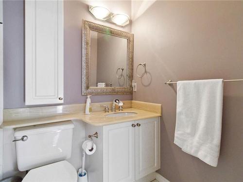 Ph7-1371 Hillside Ave, Victoria, BC - Indoor Photo Showing Bathroom