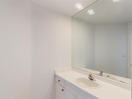6230 Dover Rd, Nanaimo, BC - Indoor Photo Showing Bathroom