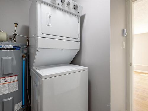 3326 Solport St, Cumberland, BC - Indoor Photo Showing Laundry Room