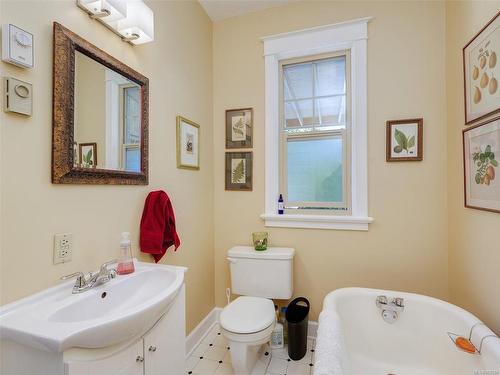 355 Richmond Ave, Victoria, BC - Indoor Photo Showing Bathroom