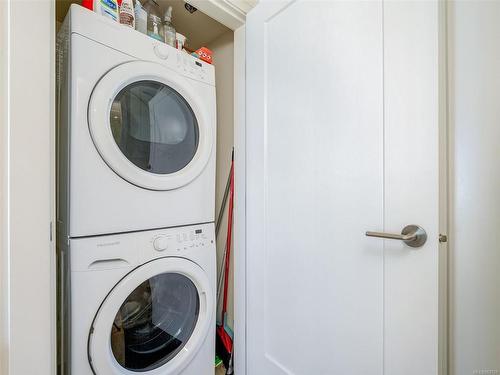 102-9710 Fourth St, Sidney, BC - Indoor Photo Showing Laundry Room
