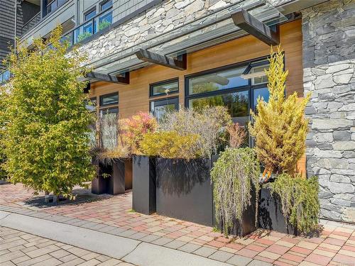 102-9710 Fourth St, Sidney, BC - Outdoor