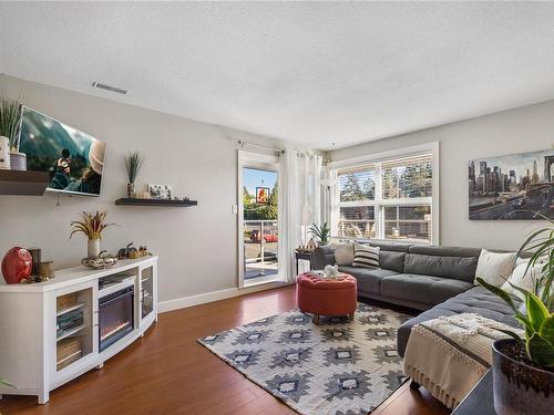 210-4701 Uplands Dr, Nanaimo, BC - Indoor Photo Showing Living Room