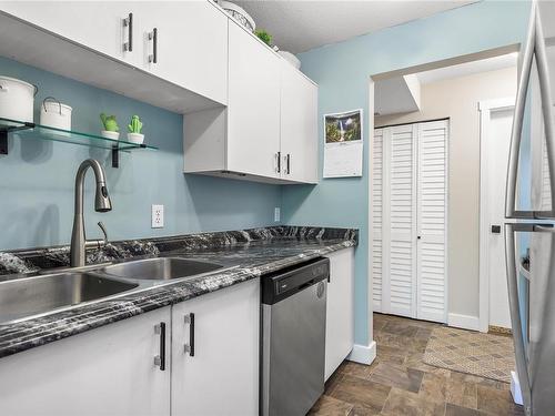 210-4701 Uplands Dr, Nanaimo, BC - Indoor Photo Showing Kitchen With Double Sink