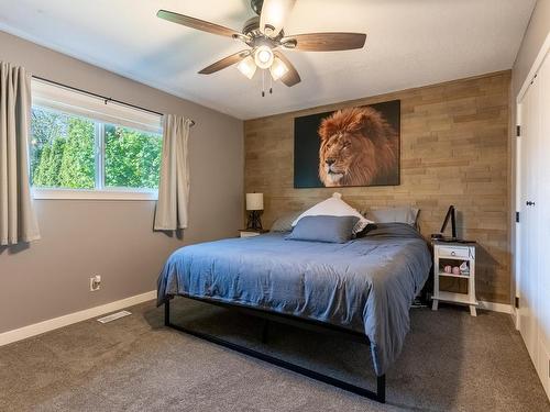 2433 Rosewood Ave, Kamloops, BC - Indoor Photo Showing Bedroom