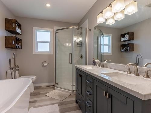 2433 Rosewood Ave, Kamloops, BC - Indoor Photo Showing Bathroom