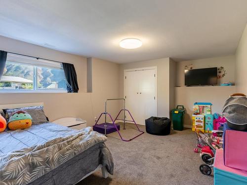 2433 Rosewood Ave, Kamloops, BC - Indoor Photo Showing Bedroom