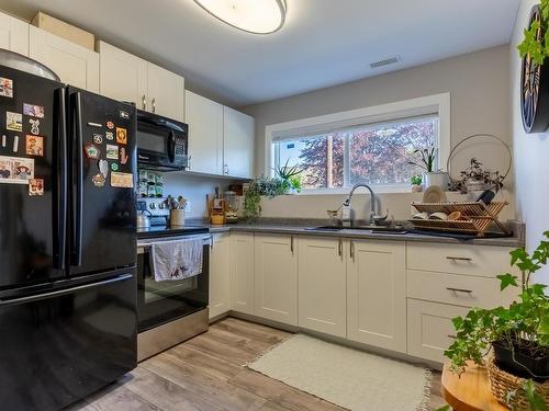 2433 Rosewood Ave, Kamloops, BC - Indoor Photo Showing Kitchen