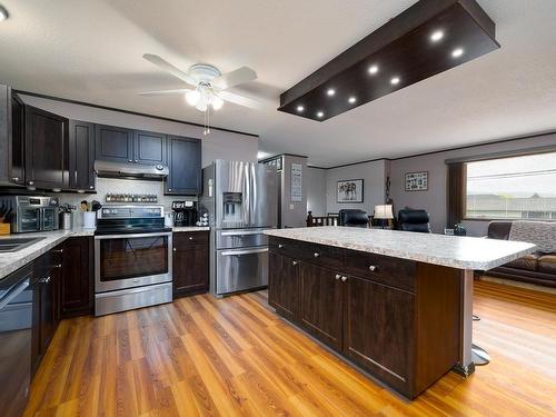 897 Windbreak Street, Kamloops, BC - Indoor Photo Showing Kitchen With Upgraded Kitchen