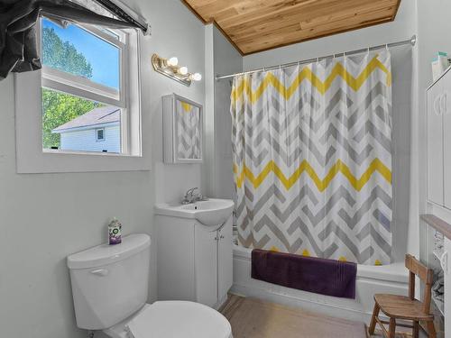 101 Aylmer Rd, Chase, BC - Indoor Photo Showing Bathroom