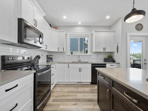 3364 Harbourview Blvd, Courtenay, BC - Indoor Photo Showing Kitchen With Upgraded Kitchen