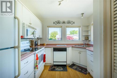 1940 London Line Unit# 189, Sarnia, ON - Indoor Photo Showing Kitchen With Double Sink