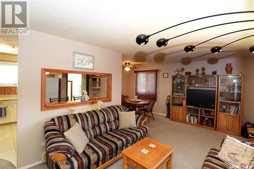 201 Witney Avenue N, Saskatoon, SK - Indoor Photo Showing Living Room