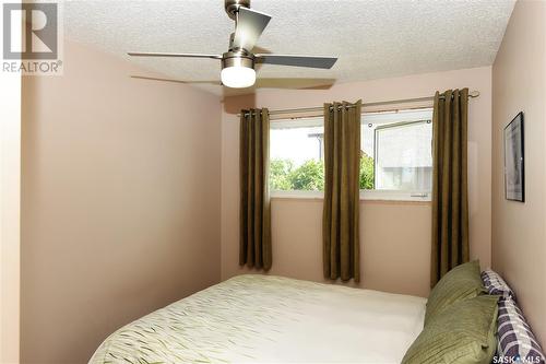 201 Witney Avenue N, Saskatoon, SK - Indoor Photo Showing Bedroom