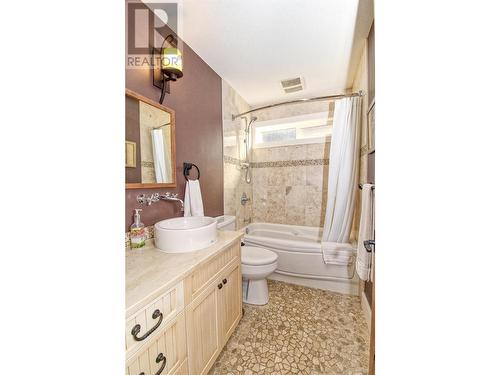 7104 Sante Fe Way, Kelowna, BC - Indoor Photo Showing Bathroom