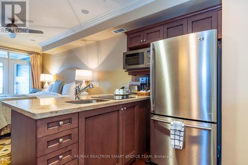 L204 - 1869 Muskoka 118 (A1) Road W, Bracebridge, ON - Indoor Photo Showing Kitchen