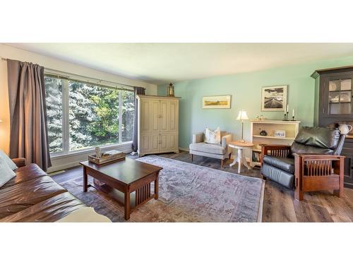 2575 Sinclair Rd, Lister, BC - Indoor Photo Showing Living Room