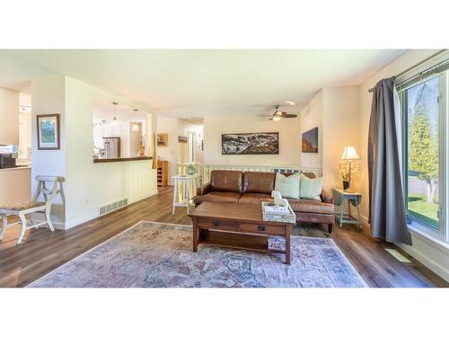 2575 Sinclair Rd, Lister, BC - Indoor Photo Showing Living Room