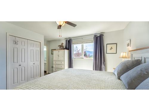2575 Sinclair Rd, Lister, BC - Indoor Photo Showing Bedroom