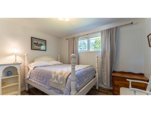2575 Sinclair Rd, Lister, BC - Indoor Photo Showing Bedroom