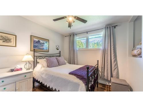 2575 Sinclair Rd, Lister, BC - Indoor Photo Showing Bedroom