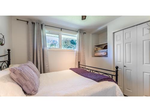 2575 Sinclair Rd, Lister, BC - Indoor Photo Showing Bedroom