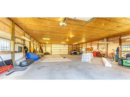 2575 Sinclair Rd, Lister, BC - Indoor Photo Showing Garage